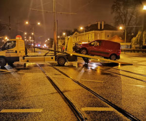 Wypadek w centrum Bydgoszczy! Osobówka wbiła się przystanek tramwajowy [ZDJĘCIA]