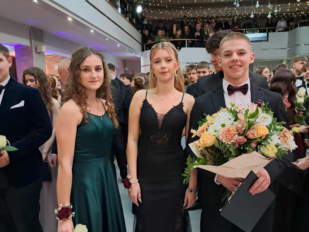 Tak bawili się maturzyści na studniówce skarżyskiego "Erbla". Kreacje jak z czerwonego dywanu