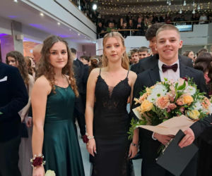 Tak bawili się maturzyści na studniówce skarżyskiego Erbla. Kreacje jak z czerwonego dywanu