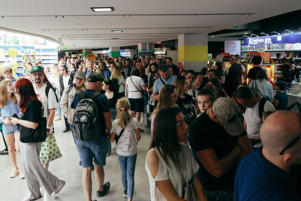 Targi Książki i Mediów VIVELO 2024 ściągnęły tłumy na PGE Narodowy. Mróz, Bonda i Hołownia oblegani przez fanów. Działo się! 