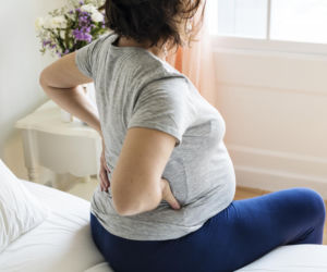 Rosnący brzuch obciąża kręgosłup. Te ćwiczenia pomagają zmniejszyć ból