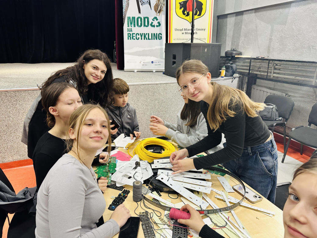 Szykowne śmieci – projekt „Moda na recykling” w gminie Mordy