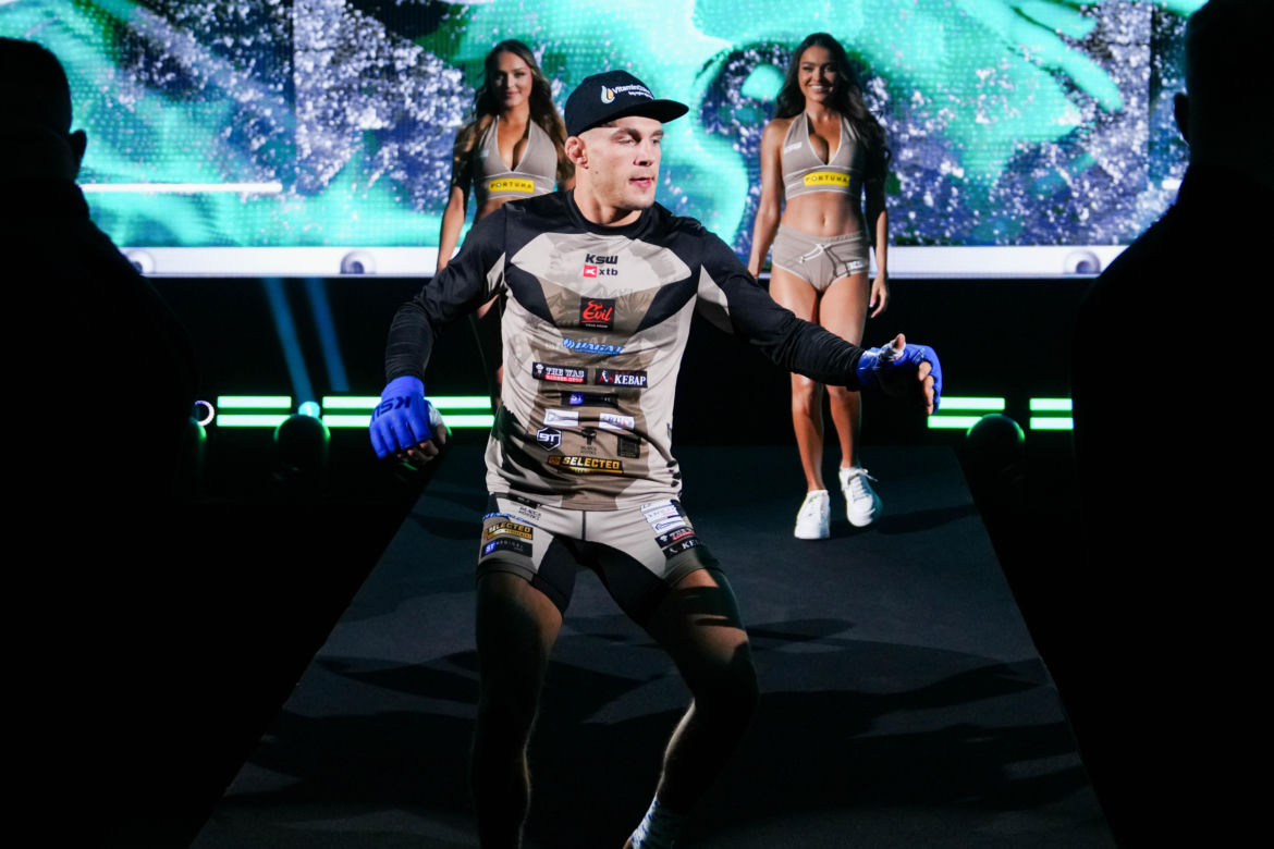 KSW 112. Ring girls