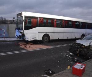 Wola Rzędzińska: Zderzenie osobówki z autobusem. Jedna osoba w szpitalu!