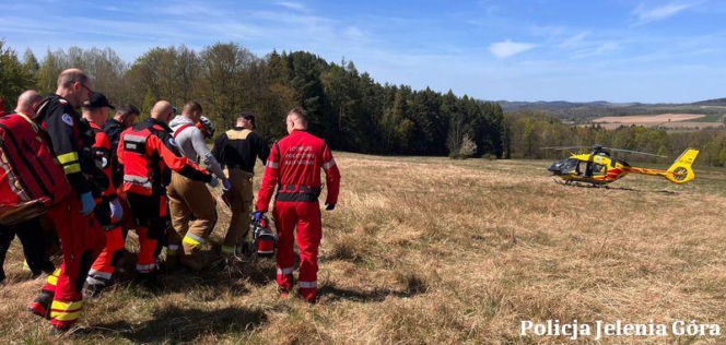 Dramatyczny wypadek paralotniarza na Dolnym Śląsku. Akcja ratunkowa na Górze Szybowcowej