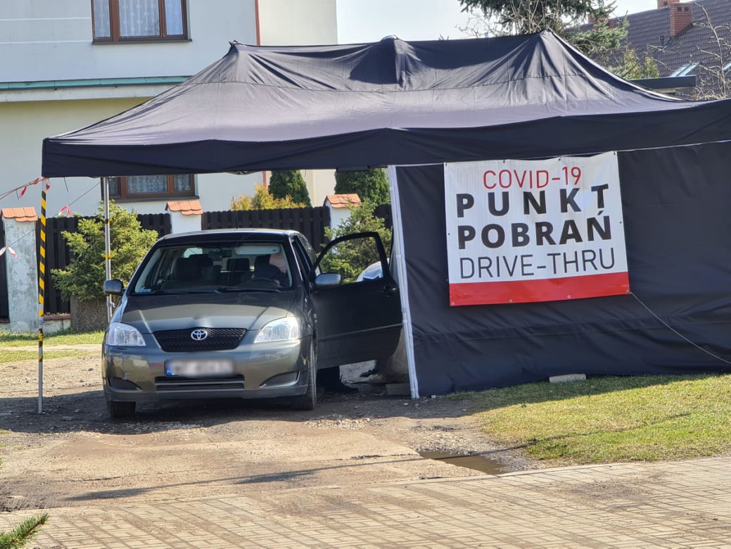 Gigantyczne kolejki do testów na koronawirusa w Warszawie. System tego nie wytrzyma?