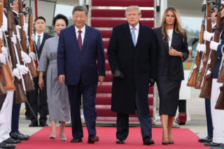 Przywódca Chin przyleciał do USA. Też przeszedł po czerwonym dywanie