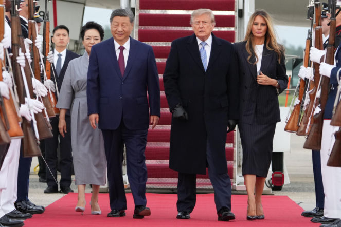 Przywódca Chin przyleciał do USA. Też przeszedł po czerwonym dywanie
