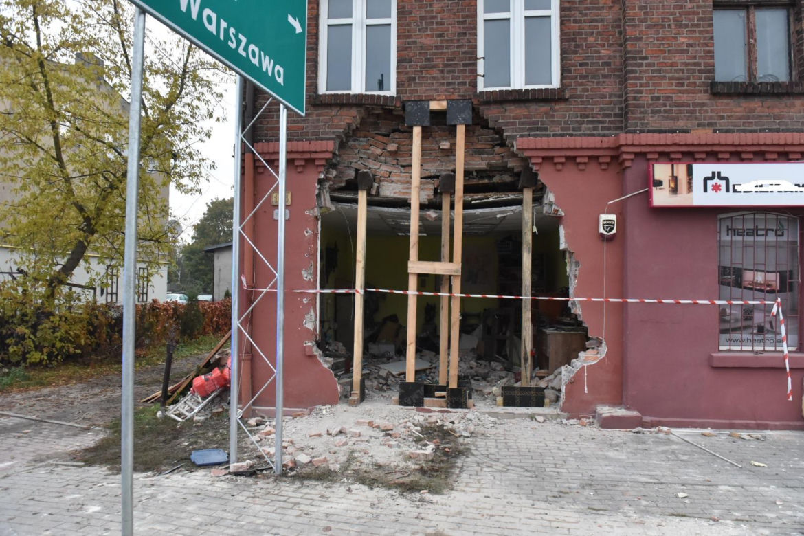 Laweta wjechała w budynek kamienicy przy Szosie Chełmińskiej w Toruniu