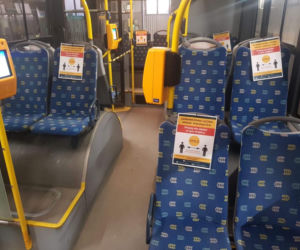 Tutaj nie usiądziesz. W autobusach pojawiły się specjalne oznaczenia miejsc