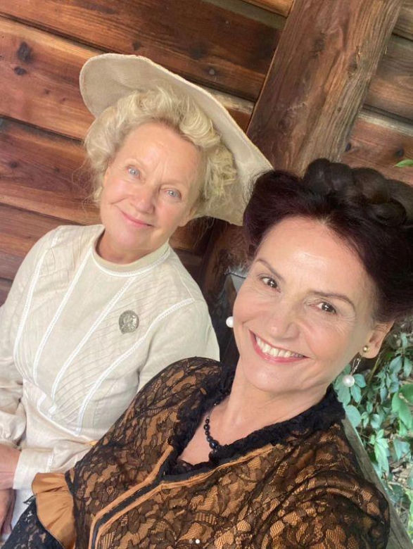 Dwajtis na planie. Olga Czertwanowa (Małgorzata Pieczyńska), Aneta (Maria Pakulnis)