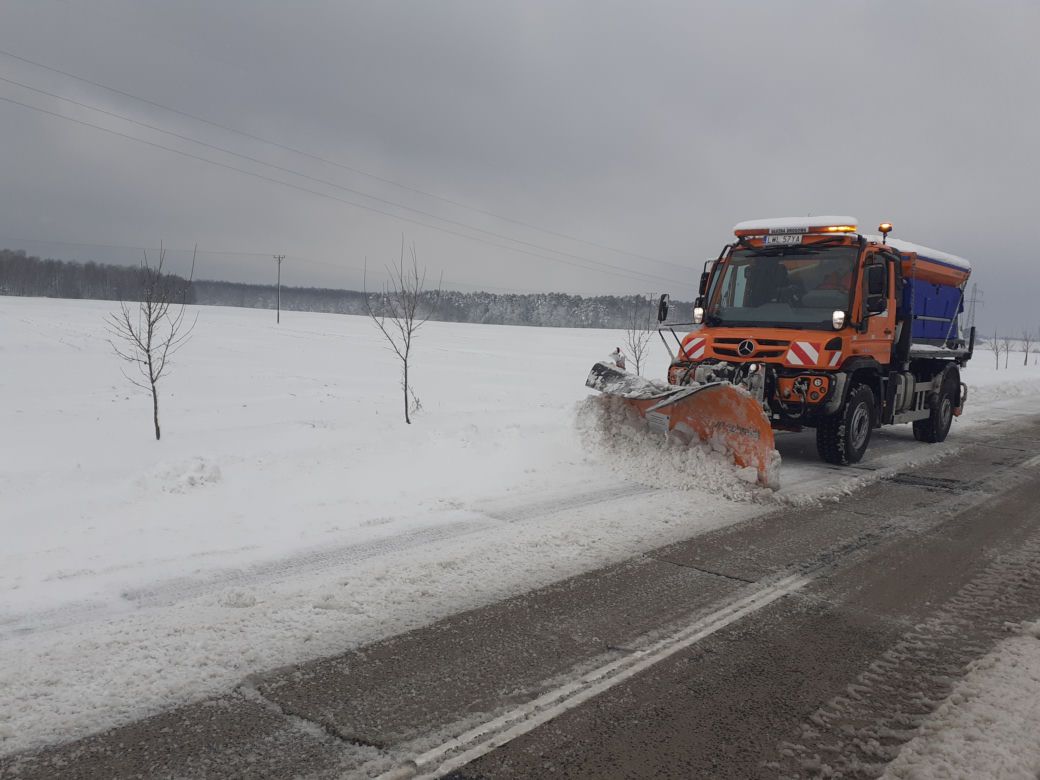 Drogowcy gotowi do zimy. W walce ze śniegiem pomoże radziecki sprzęt [GALERIA]