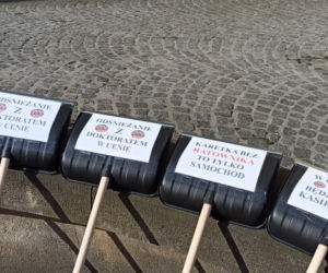 Protest ratowników medycznych w centrum Katowic. Domagają się podwyżek, zablokowali główną ulicę miasta [ZDJĘCIA]