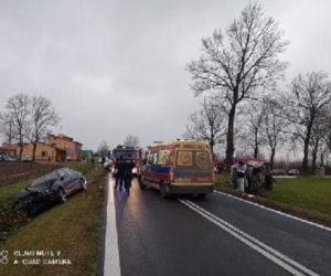 Tragiczny wypadek pod Kutnem. Niepełnosprawne dzieci wyleciały z drogi! W Akcji LPR [ZDJĘCIA]