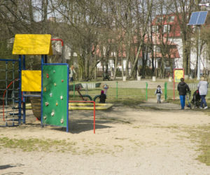 Kolejne dzielnice zamykają place zabaw
