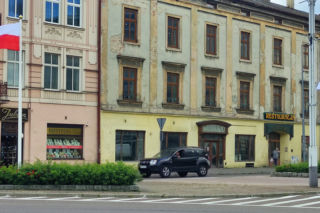 Na Placu Konstytucji 3 Maja w Przemyślu stanęły dwa maszty z flagami