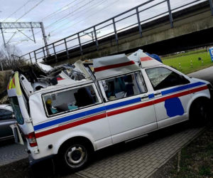 19-latek zapomniał o wysokości pojazdu. Ambulans uderzył w oznaczenia
