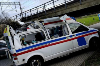 19-latek zapomniał o wysokości pojazdu. Ambulans uderzył w oznaczenia