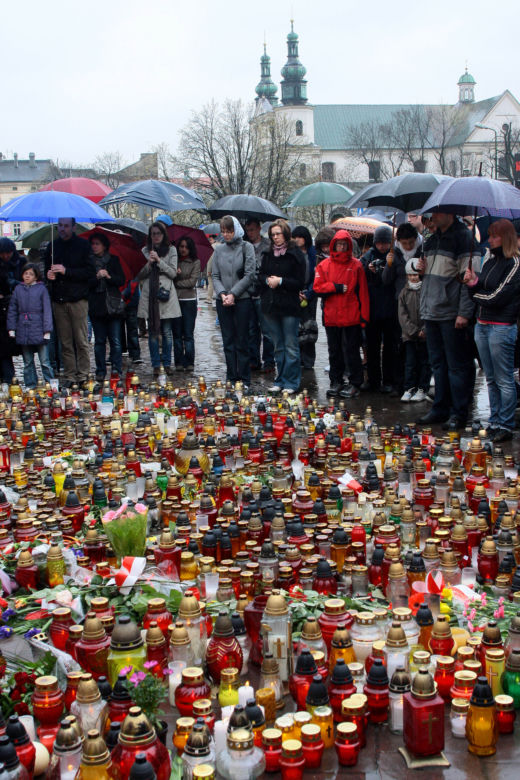 Morze łez, setki krakowian na ulicach. Tak żegnano ofiary katastrofy smoleńskiej 10 lat temu