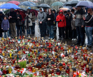 Morze łez, setki krakowian na ulicach. Tak żegnano ofiary katastrofy smoleńskiej 10 lat temu
