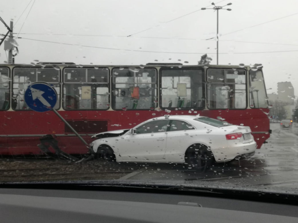 Kolizja samochodu osobowego z tramwajem na ul. Uniwersyteckiej w Toruniu