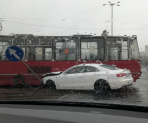 Kolizja samochodu osobowego z tramwajem na ul. Uniwersyteckiej w Toruniu