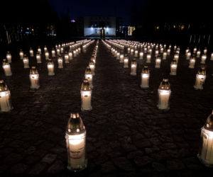 W Białymstoku zapłonęły 363 znicze - tyle, ilu mieszkańców miasta zmarło na COVID-19 przez rok pandemii