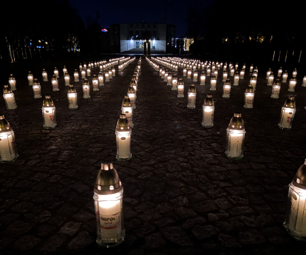 W Białymstoku zapłonęły 363 znicze - tyle, ilu mieszkańców miasta zmarło na COVID-19 przez rok pandemii