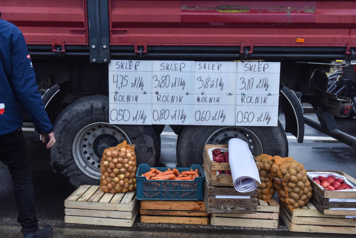 Agrounia zablokowała ważne skrzyżowanie pod Toruniem. Na razie bez większych utrudnień w ruchu drogowym.