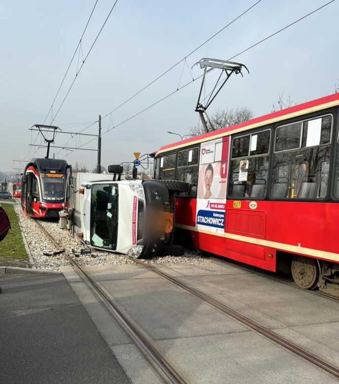Kolizja samochodu dostawczego z tramwajem w Dąbrowie Górniczej
