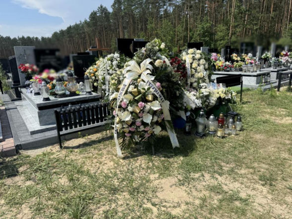 Tuż po 27-urodzinach na Łukasza spadł samolot. Przejmujący widok na grobie żołnierza. "Dumnie służyłeś Ojczyźnie"