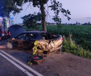 Mystkowo. Pięć osób otarło się o śmierć! 17-latek wypadł z mitsubishi i zabrała go karetka [ZDJĘCIA]