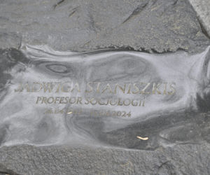 Tak wygląda grób prof. Jadwigi Staniszkis dwa lata po śmierci