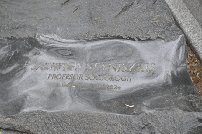 Tak wygląda grób prof. Jadwigi Staniszkis dwa lata po śmierci