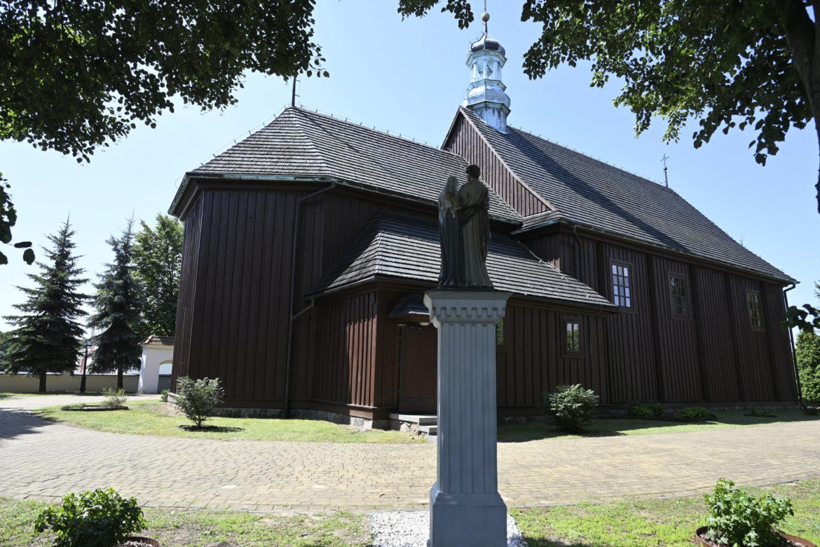 Tak zmienił się kościół z kultowego Rancza. Aktorzy zbierali na remont