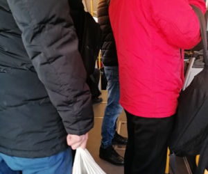 Tłok w autobusach i tramwajach w Warszawie