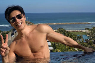 Ma już 60 lat, a wygląda na 3 razy mniej. Chuando Tan zachwyca formą!