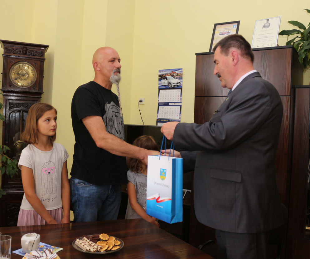 Ruszył na pomoc topiącym się w jeziorze Chomiąskim. Uratował dwie osoby 