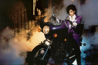 Obraz ikoniczny dla lat 80. Wspominamy historię filmu Purple Rain z Prince'em w roli głównej