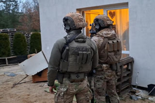 Kolejne uderzenie w zorganizowaną przestępczość samochodową, 8 osób aresztowano