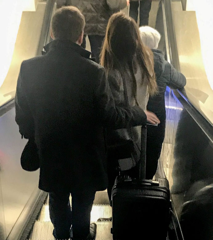Tak całuje wiceminister Andruszkiewicz na dworcu