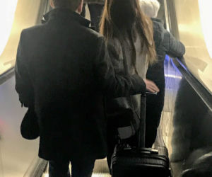 Tak całuje wiceminister Andruszkiewicz na dworcu
