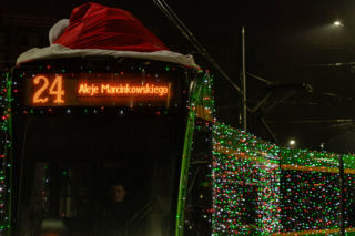 Świąteczna bimba znów rozświetli Poznań. Tramwaj w czapce gwiazdora wyjedzie na linię 24