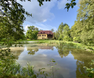Jedno z najpiękniejszych miast w Małopolsce leży obok Krakowa. Zachwyca zabytkowym dworem