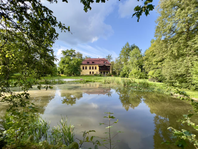 Jedno z najpiękniejszych miast w Małopolsce leży obok Krakowa. Zachwyca zabytkowym dworem