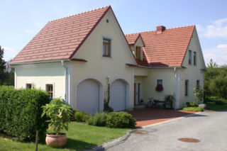 Dom i garaż - dobrana para. Jaki garaż przy domu będzie naprawdę wygodny? Wymiary, zjazd, brama i wykończenie