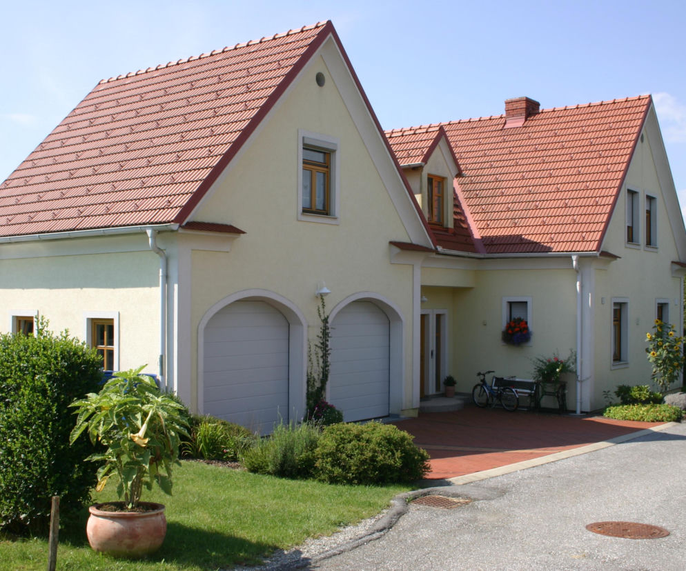 Dom i garaż - dobrana para. Jaki garaż przy domu będzie naprawdę wygodny? Wymiary, zjazd, brama i wykończenie