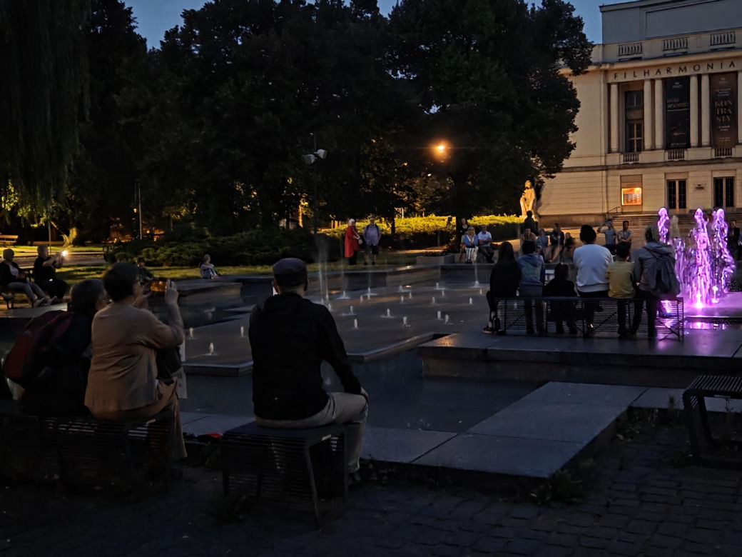 Muzyka, światło i woda w sercu Bydgoszczy. Ta fontanna naprawdę gra!