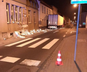 Ciężarówka wypadła z drogi i uderzyła w budynek