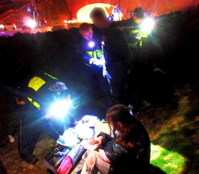 Strażnicy miejscy pomogli zaatakowanej kobiecie w Warszawie